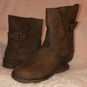 Super cute! Mid Rise brown boots!! Never worn!